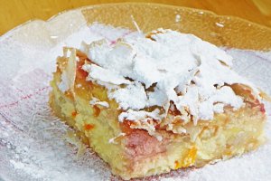 Placinta cu branza dulce, capsuni si sirop de portocala