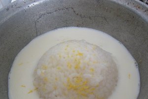 Lapte cu orez si sos de capsuni