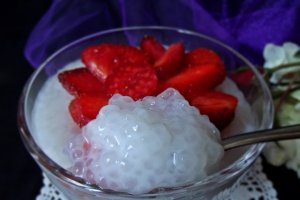 Budincă de tapioca cu căpşuni