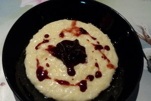 Budinca de orez cu dulceata de cirese amare