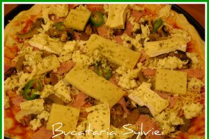 Pizza trois fromages cu ruccola