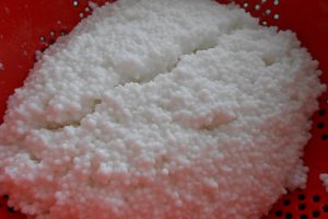 Budincă de tapioca cu turmeric și căpșuni