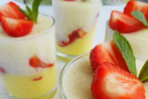Budincă de tapioca cu turmeric și căpșuni