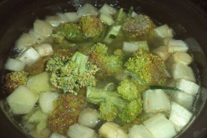 Ciorba dietetica cu pui,sparanghel si broccoli