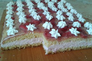 Prajitura cu crema de branza si capsuni