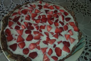 Tarta dietetica cu branza,iaurt,seminte de chia si capsuni