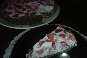 Tarta dietetica cu branza,iaurt,seminte de chia si capsuni