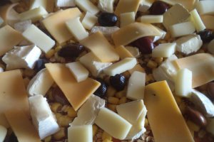 Tarta foietaj cu porumb si branzeturi