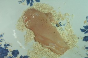 Piept de pui in crusta de susan la cuptor