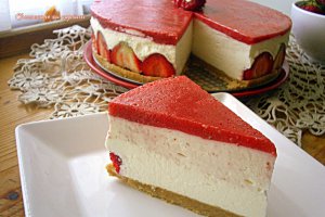 Cheesecake cu capsuni si ciocolata alba