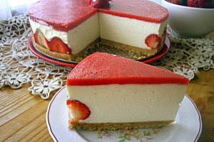 Cheesecake cu capsuni si ciocolata alba
