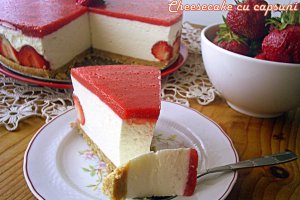 Cheesecake cu capsuni si ciocolata alba