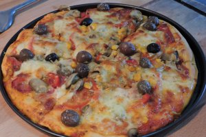 Pizza cu salam si bacon