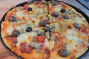 Pizza cu salam si bacon