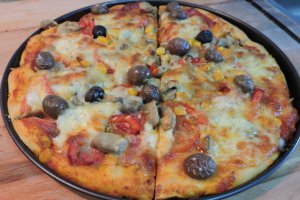 Pizza cu salam si bacon