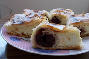 Strudel cu branza si visine