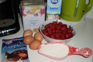 Tarta cu capsuni si crema de ciocolata