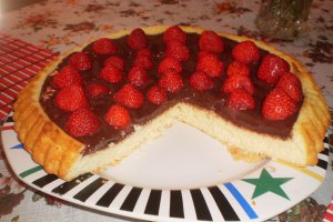 Tarta cu capsuni si crema de ciocolata