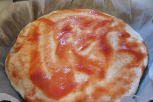 Pizza cu ciuperci, bacon si branzeturi