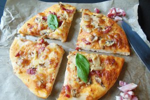 Pizza cu ciuperci, bacon si branzeturi