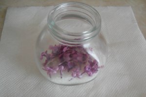 Petale de liliac cristalizate