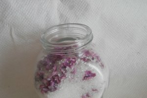 Petale de liliac cristalizate