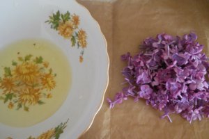 Petale de liliac cristalizate
