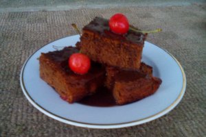 Brownies cu cirese si sos de ciocolata