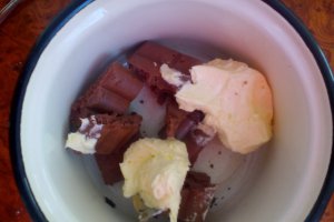Brownies cu cirese si sos de ciocolata