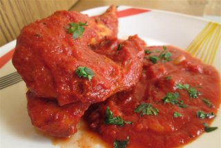 Carne de iepure la cuptor cu sos rosu