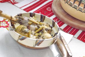 Tocana de ied cu cartofi noi, aromatizata cu menta si lamaita