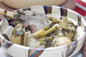 Tocana de ied cu cartofi noi, aromatizata cu menta si lamaita