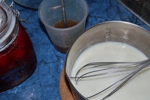 Panna cotta cu Green Sugar, dulceata si jeleu de capsuni
