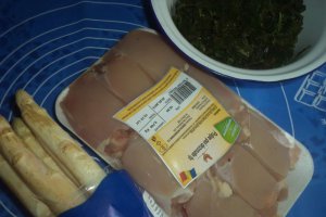 Rulouri de pui cu spanac si sparanghel pe pat de broccoli