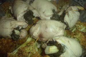 Rulouri de pui cu spanac si sparanghel pe pat de broccoli