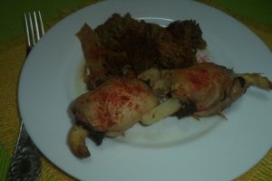Rulouri de pui cu spanac si sparanghel pe pat de broccoli