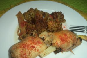 Rulouri de pui cu spanac si sparanghel pe pat de broccoli