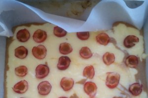 Negresa cu crema de branza si cirese