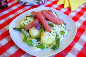 Sparanghel cu cartofi si sos olandez