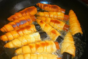 Rulouri-aperitiv umplute cu branza si verdeata
