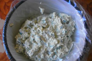 Rulouri-aperitiv umplute cu branza si verdeata