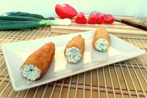 Rulouri-aperitiv umplute cu branza si verdeata