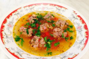 Ciorba de perisoare cu os de vita la Multicooker