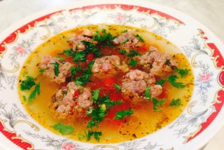 Ciorba de perisoare cu os de vita la Multicooker