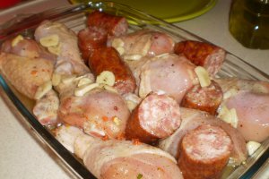 Pulpe de pui cu carnati afumati la cuptor
