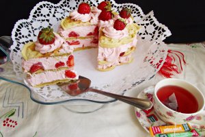 Tortulete din waffe si crema de capsuni  cu green sugar