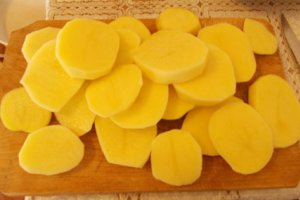 Cartofi la cuptor cu rosii si ceapa