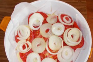 Cartofi la cuptor cu rosii si ceapa