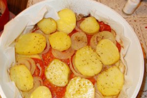 Cartofi la cuptor cu rosii si ceapa