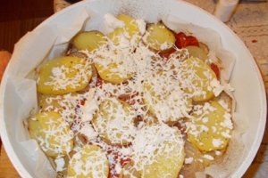 Cartofi la cuptor cu rosii si ceapa